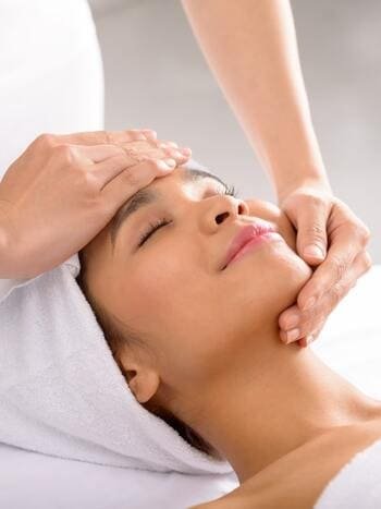 Masaż odmładzający twarzy i dekoltu